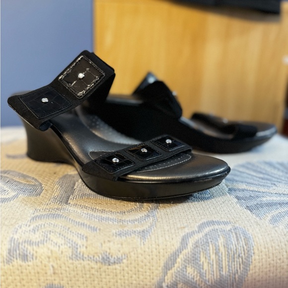 Dexter Shoes - DexFlex by Dexter. Cushiony Elegant Black Women's Sandals
